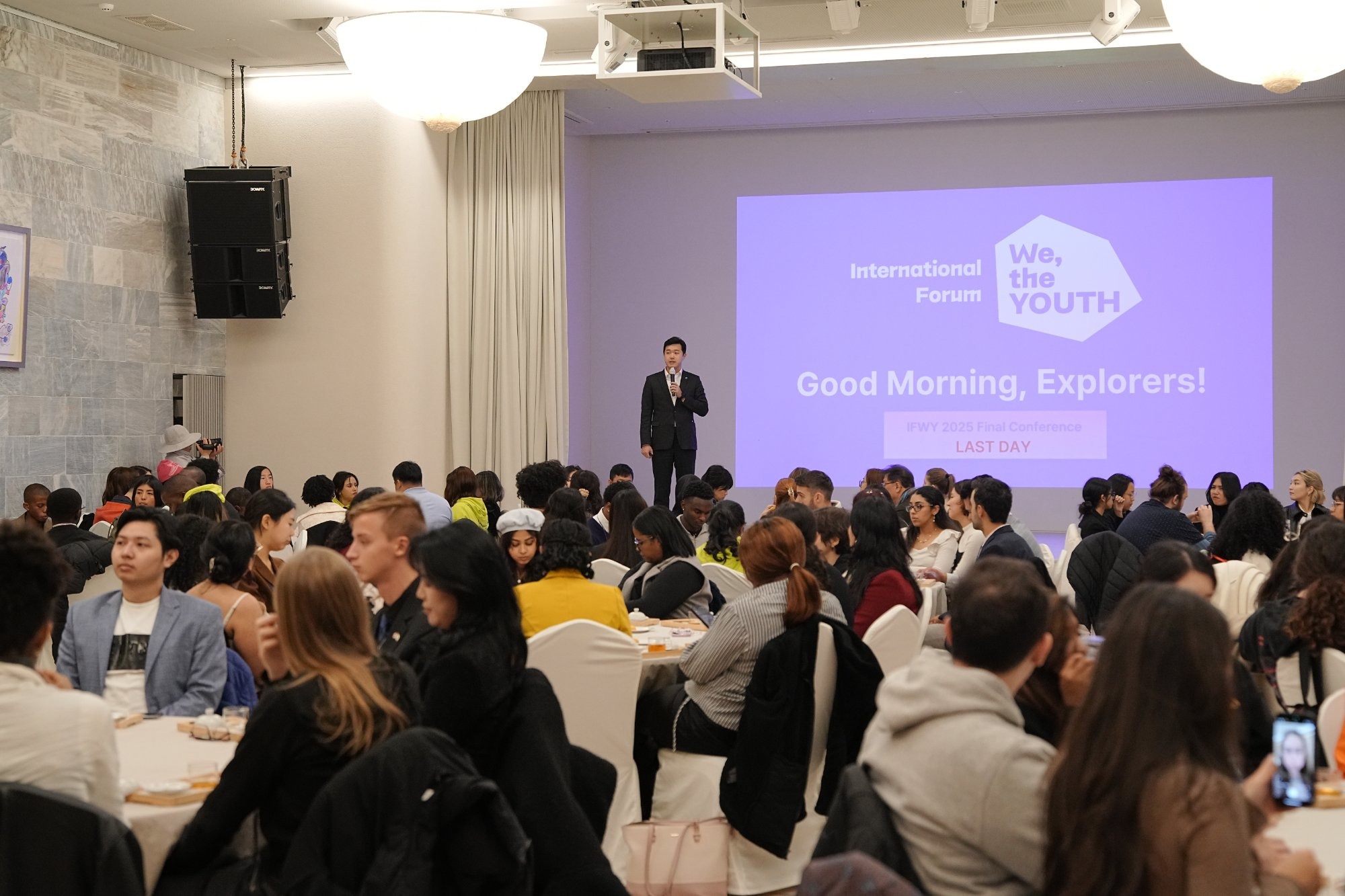 국제청년포럼 IFWY 2025 폐막 회의에서 청중 앞에 선 윤석호